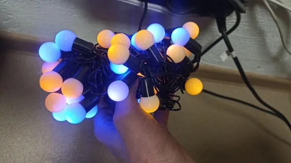 Гірлянда новорічна, кульки Ukraine 18 мм 40 LED, 7м, світло жовто-блакитне 1318-62, чорний провід, від 220 В, (на ялинку, штору, вікно, стіну) — фото 3